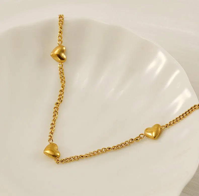 Classic Heart Charm Necklace – Elegant Gold Chain Design