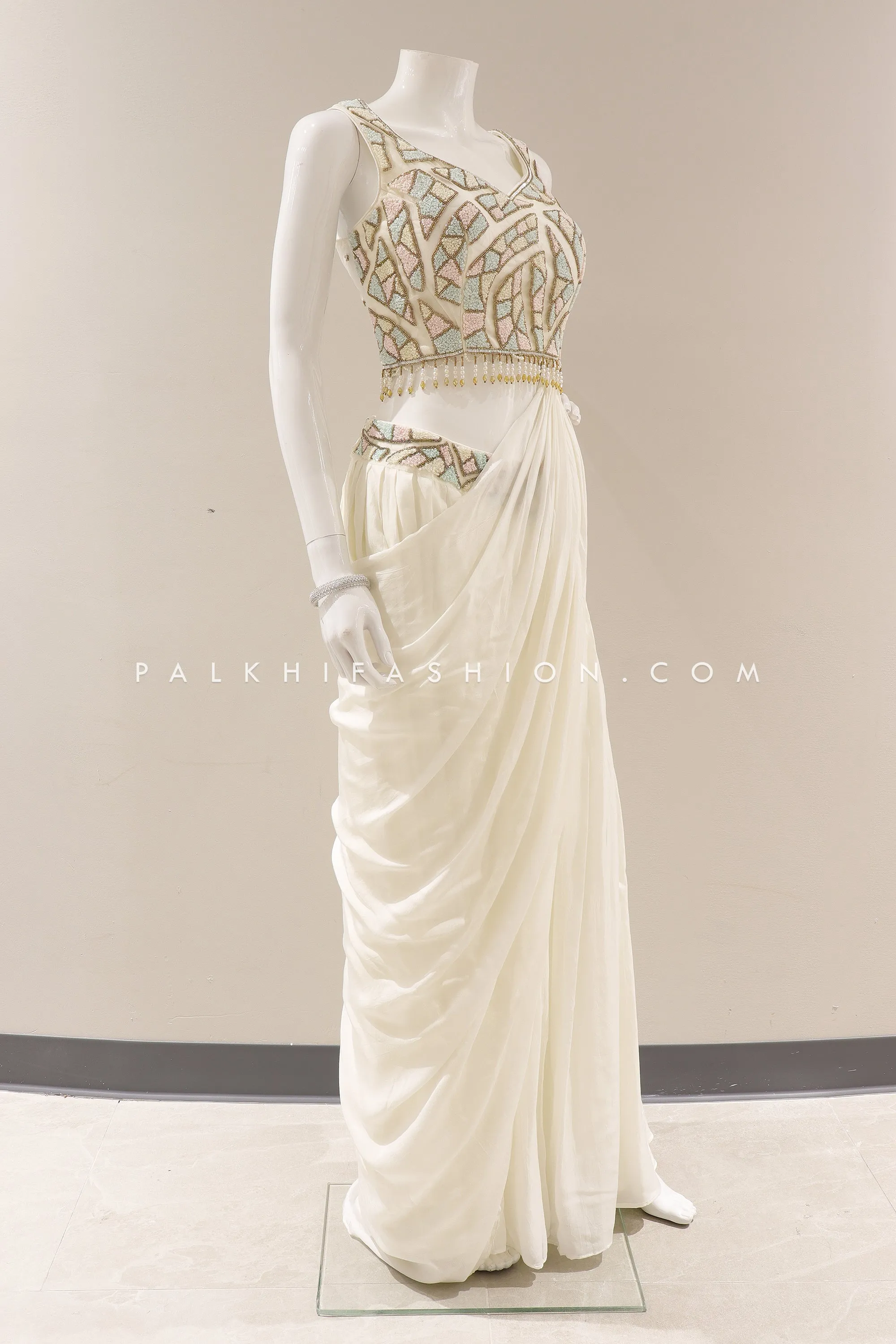 Elegant White Ready-to-Wear Ensemble with Eye-catching Work