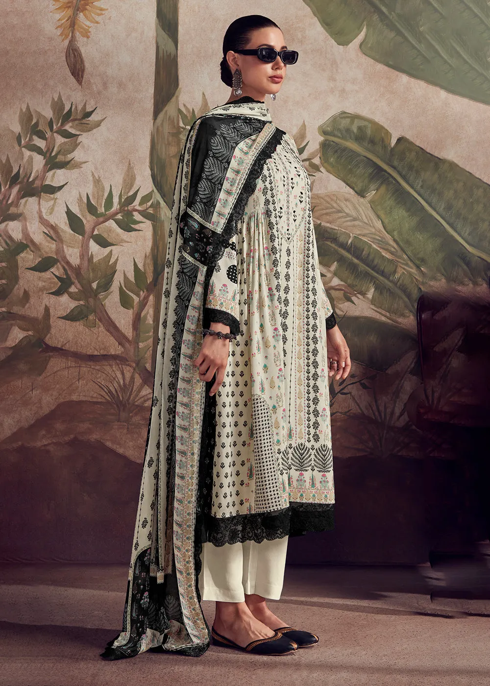 Pakistani Style Off White Digital Printed Salwar Suit