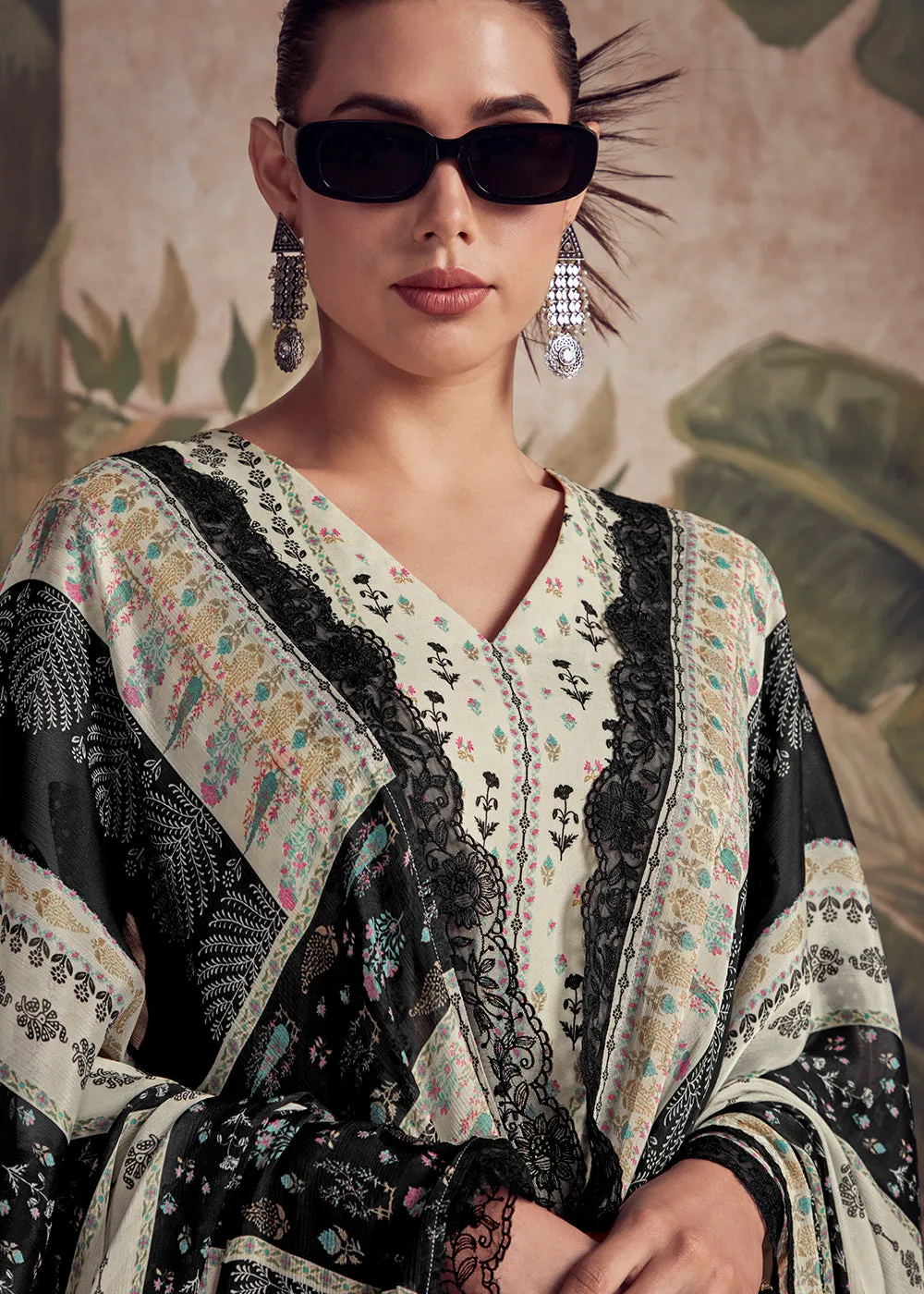 Pakistani Style Off White Digital Printed Salwar Suit